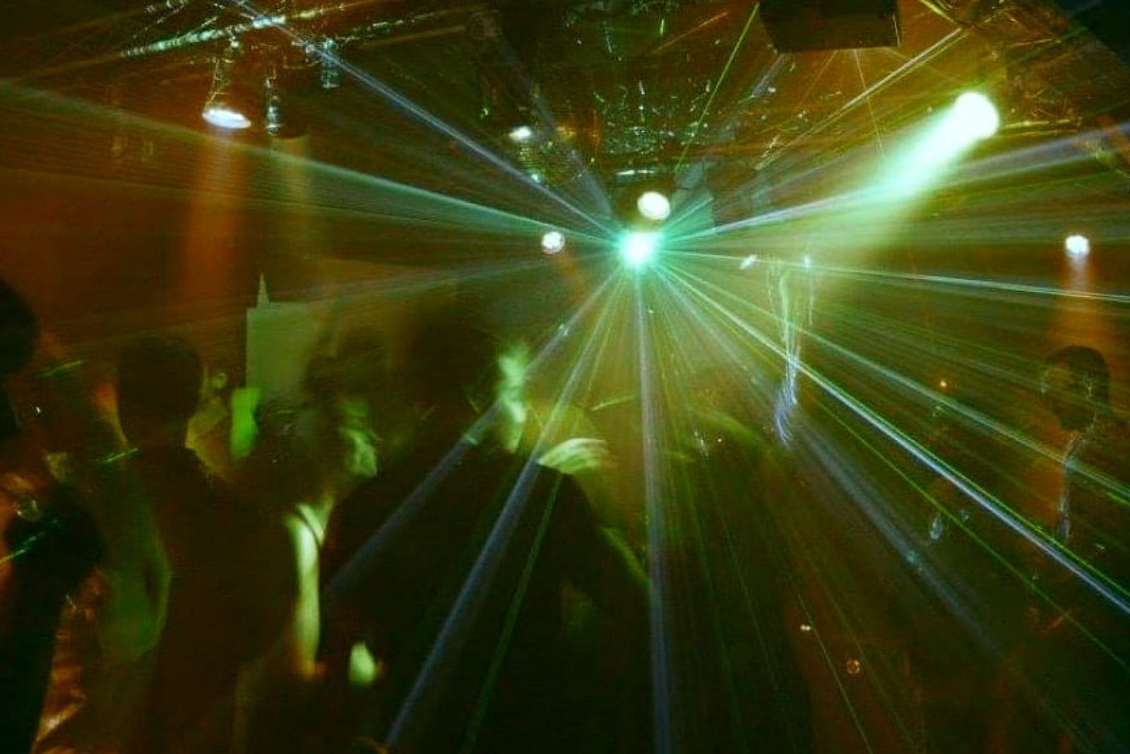 Cómo es Almodobar: pista y karaoke en la calle Grassot, en Gràcia