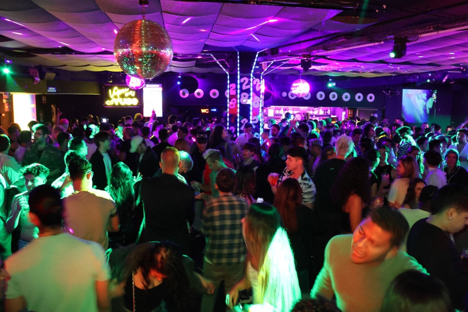 Cómo es Arena Experience: el club LGTB que abre cada noche en Urquinaona