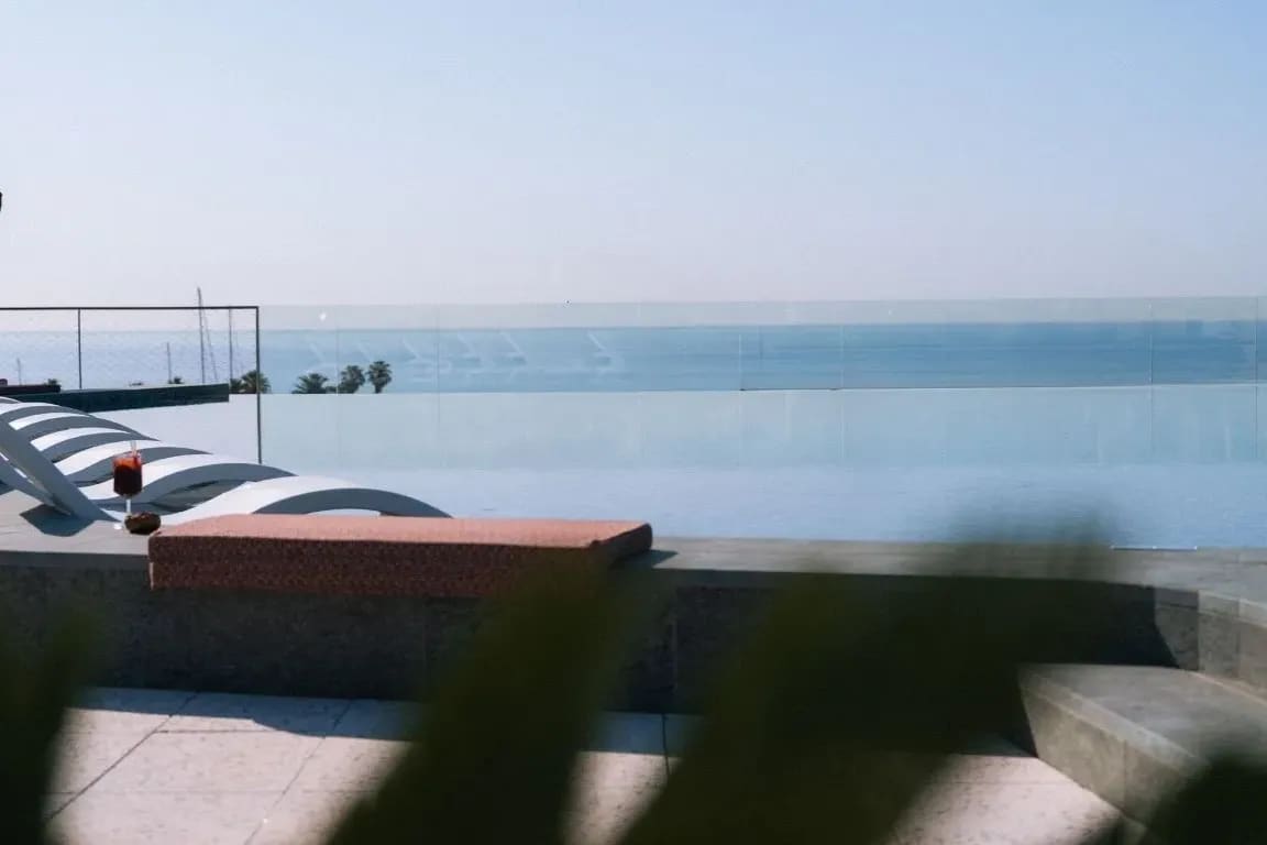 Cómo es Cósmico, el rooftop con piscina del SLS Barcelona, y cuándo vuelve