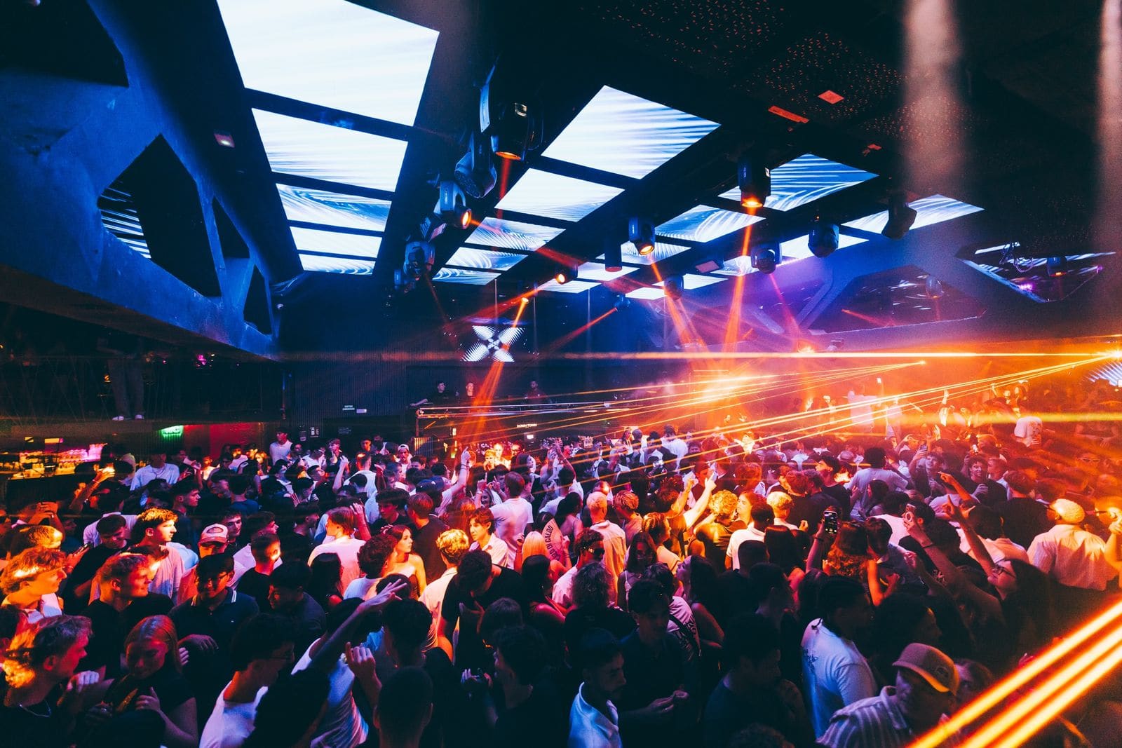 Cómo es Downtown Barcelona: música, noches, edad y dress code