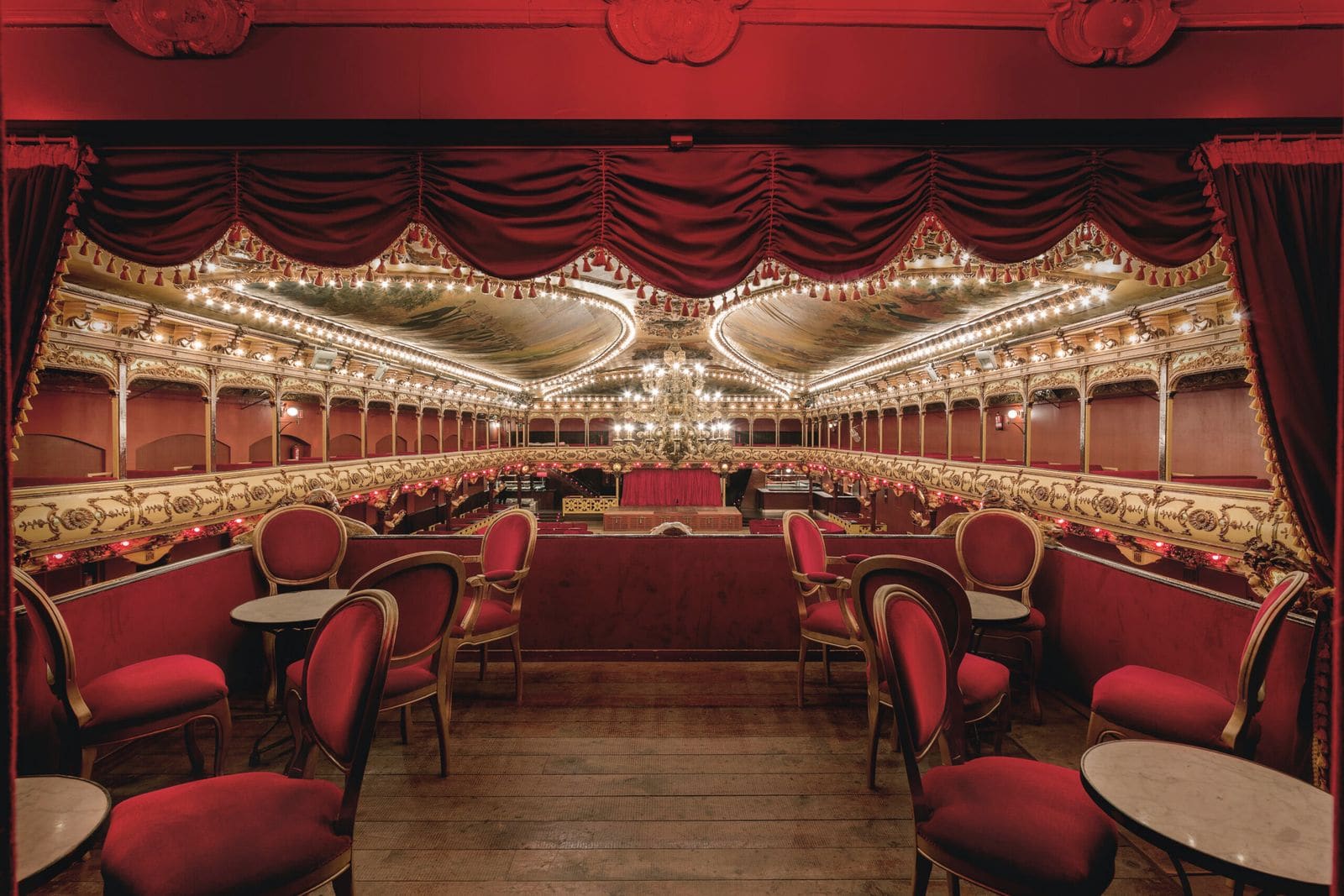 Cómo es La Paloma: la sala de baile del Raval desde 1903