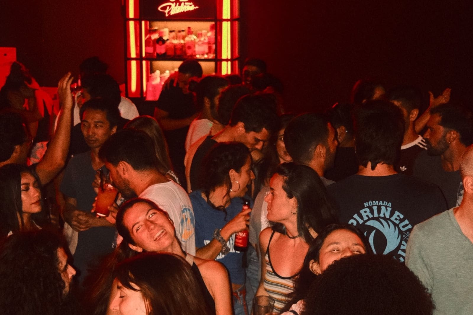 Cómo es Sala Plataforma: hits, rock y remember en el Poble-sec desde 1986
