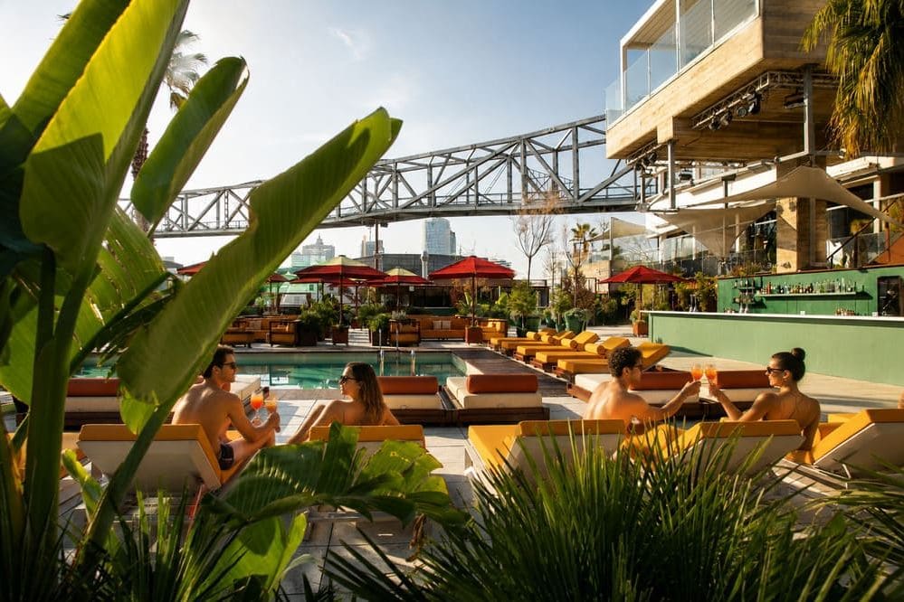 Cómo es Bastian Beach: piscina, restaurante y club de playa en la Barceloneta
