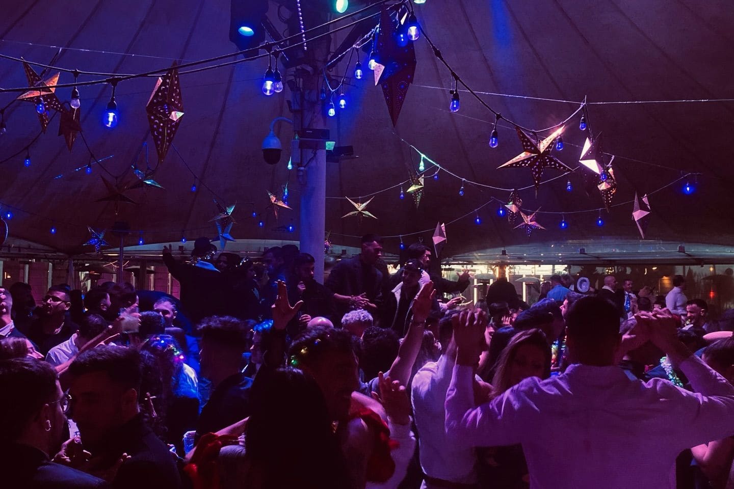 Cómo es Titus Carpa: la discoteca de Badalona, del viernes +16 al tardeo
